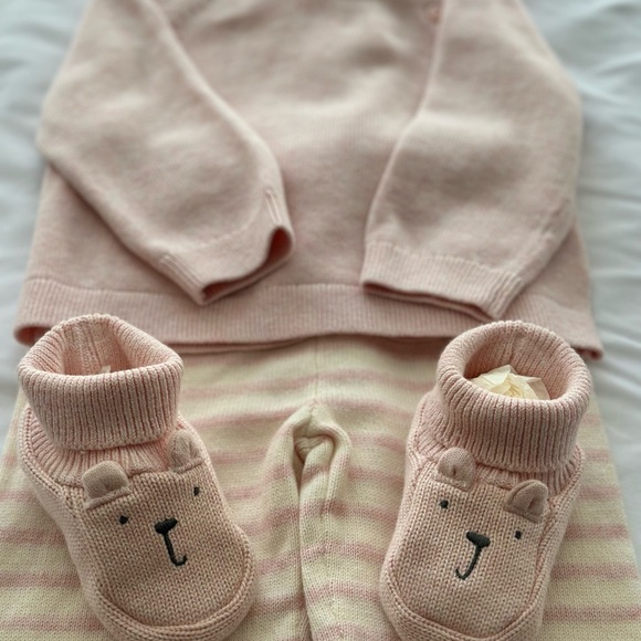 Baby Gap Adorable Pink Knit Baby Outfit with Bear Booties - Picture 1 of 6